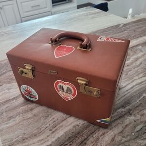 Adorable Vintage 1940s Trip Mode Train Case, or Makeup Case!
